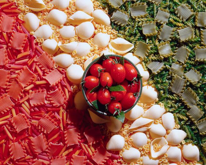 Tomatos and pasta tricolor.