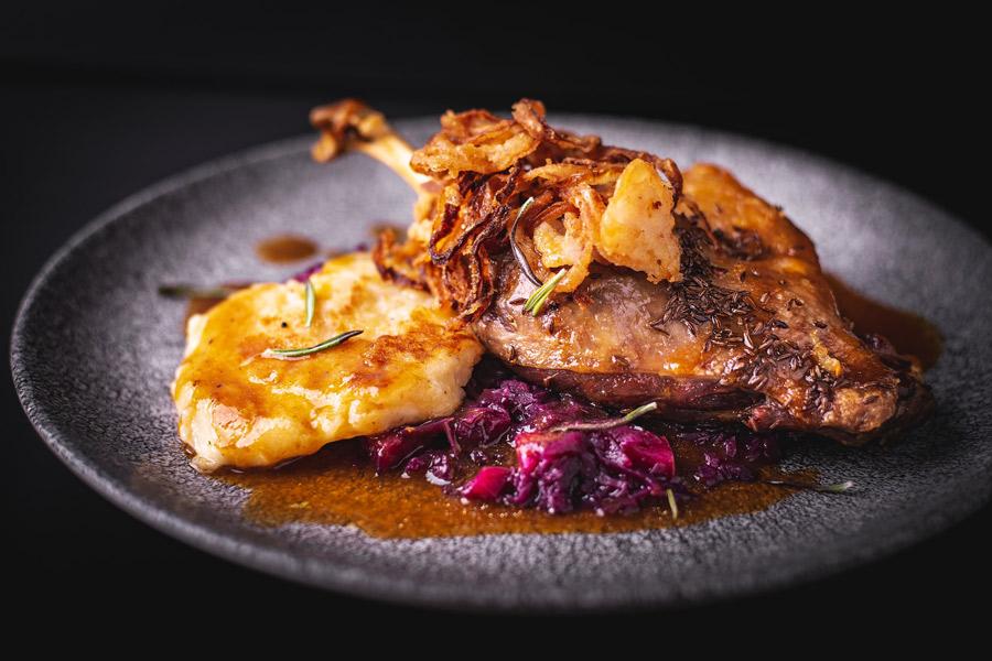 Roast goose on a plate.