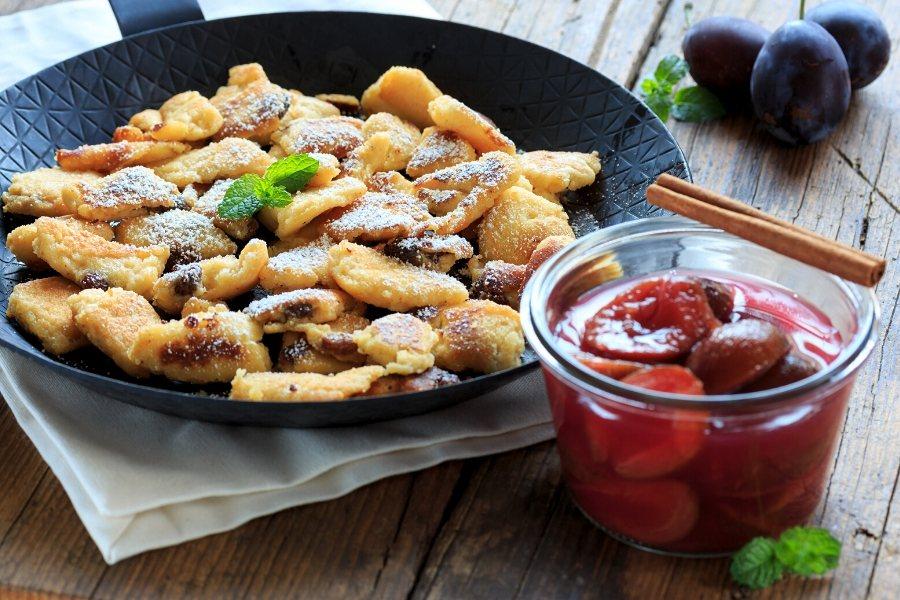 A pan with Austrian kaiserschmarrn.