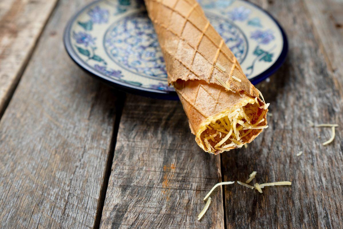Freshly cooked marquesita on a plate.
