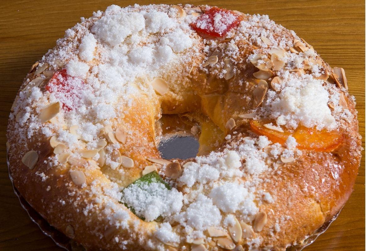 Spanish sweet known as roscón de reyes.