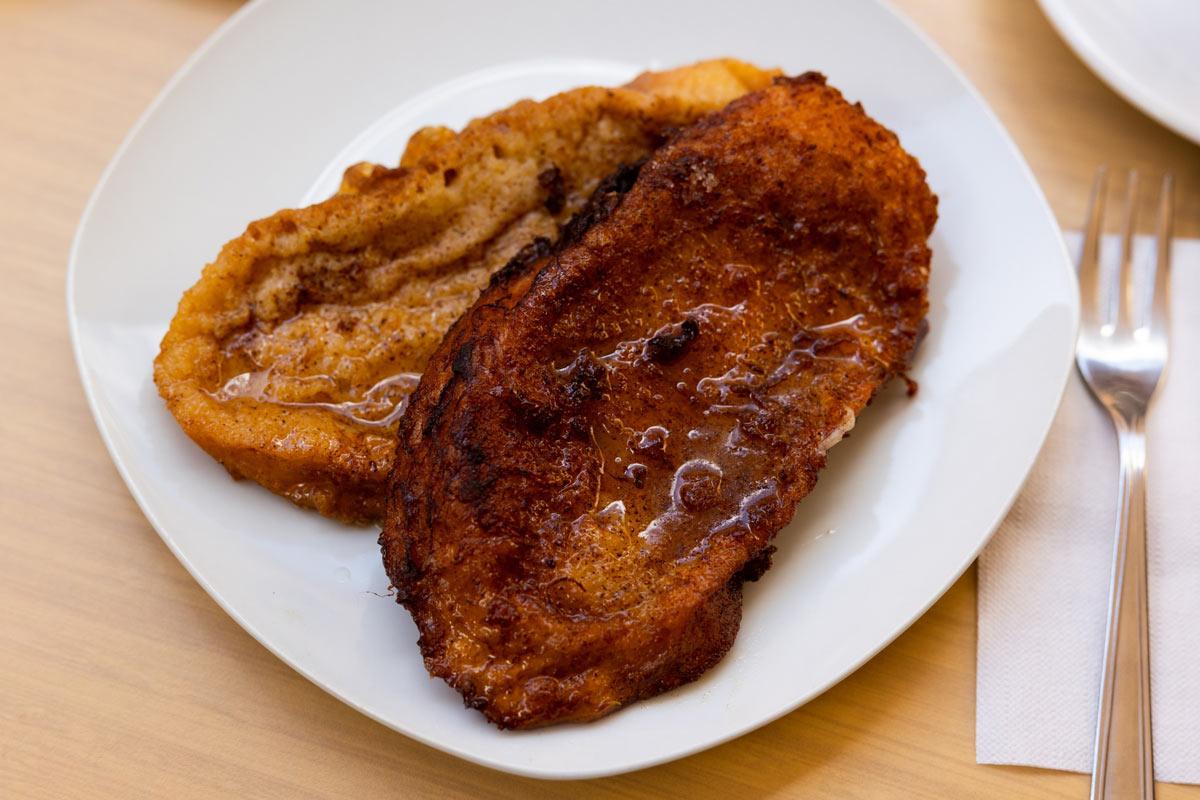 Plate of Mexican-style torrijas with honey.