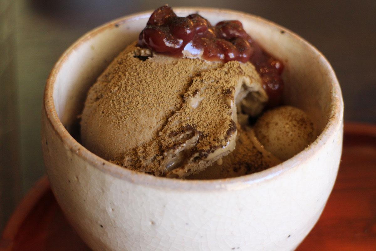 One scoop of hōjicha ice cream in a ceramic bowl.