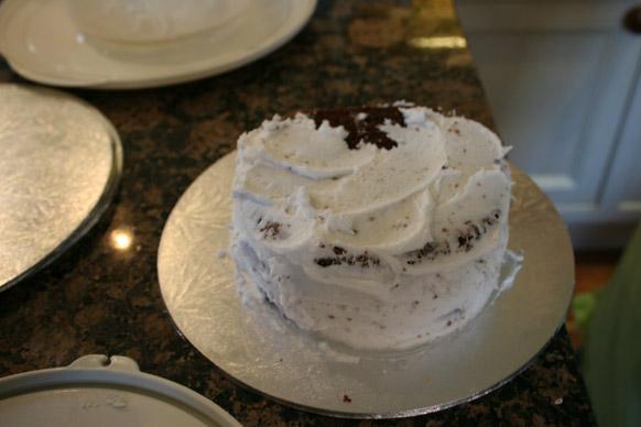Decorating a cake step 5.