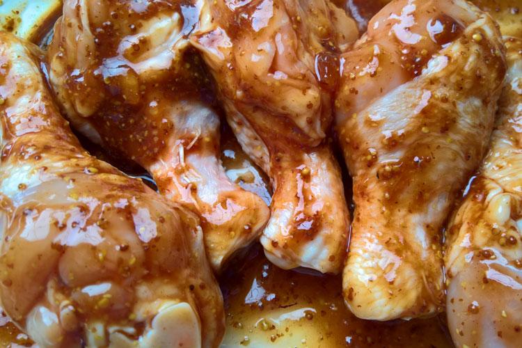 Glazed chicken drumsticks before the oven.