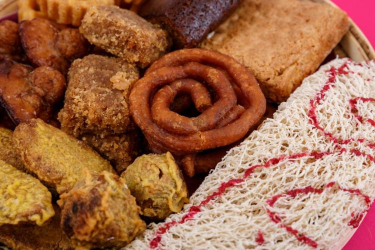 Sri Lankan traditional sweet foods like kokis, kewum, aluwa and aasmi. 