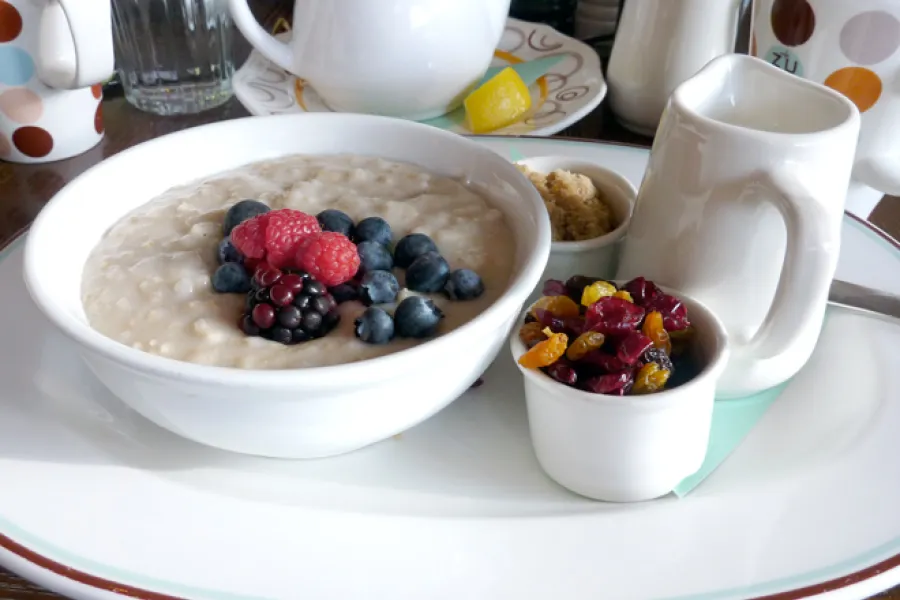 A bowl with oatmeal and fruit