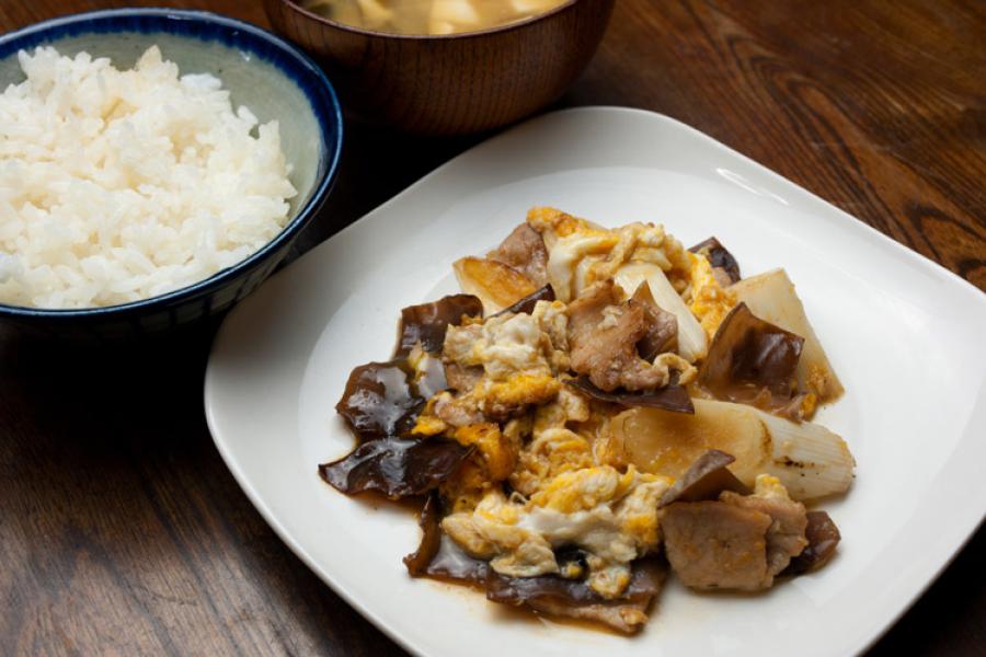 Moo shu pork on a plate.