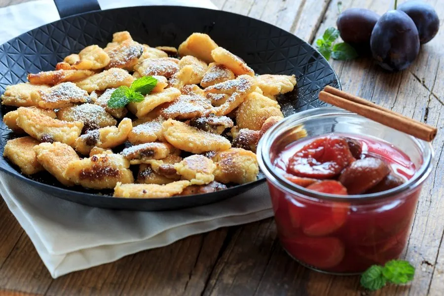 A pan with Austrian kaiserschmarrn.