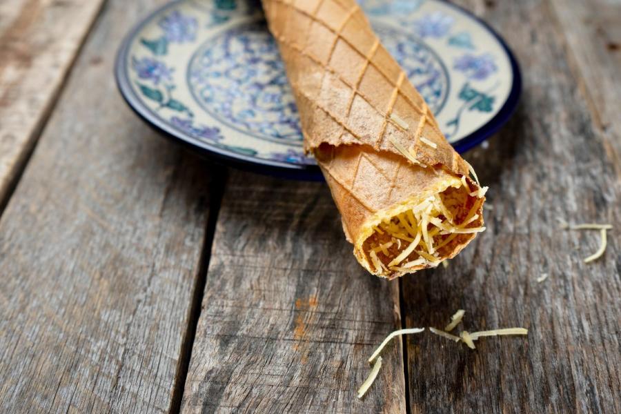 Freshly cooked marquesita on a plate.