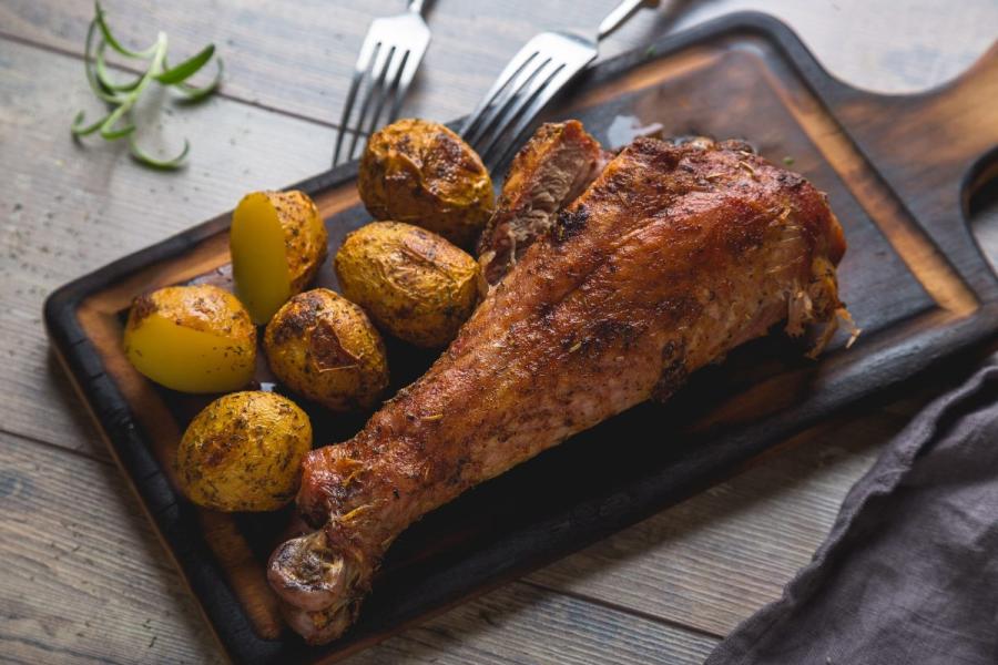 Rosted turkey leg with potatoes.