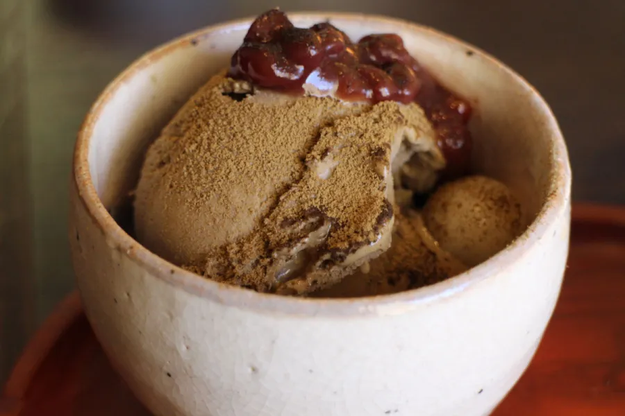 One scoop of hōjicha ice cream in a ceramic bowl.