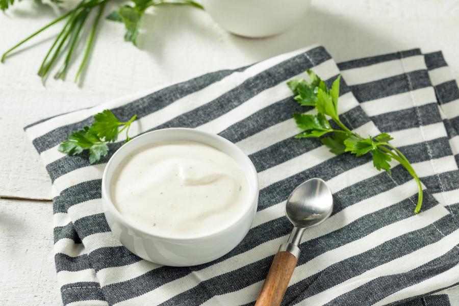 Un cuenco con ranch dressing.