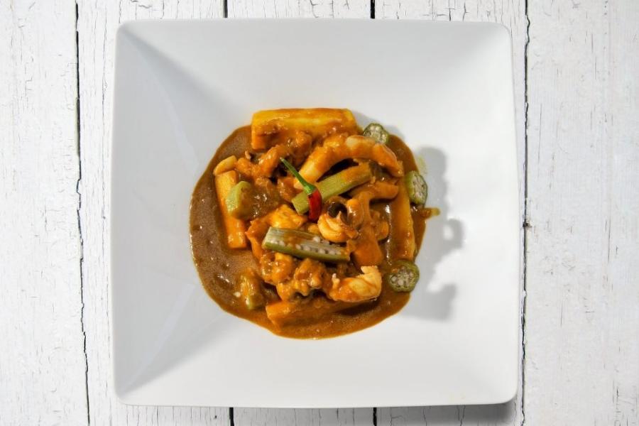 A sqare shaped plate with calulu de peixe.