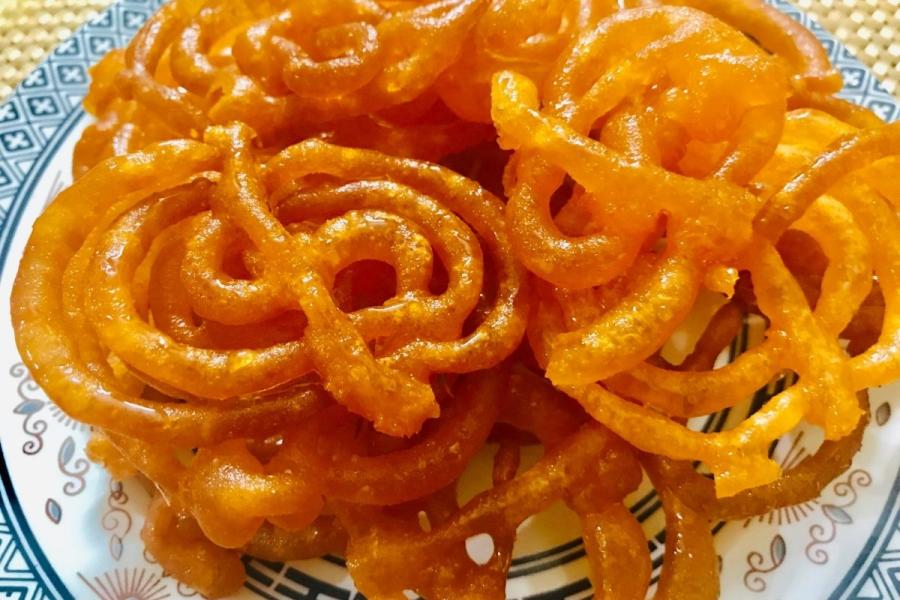 A plate of fried jalebi.