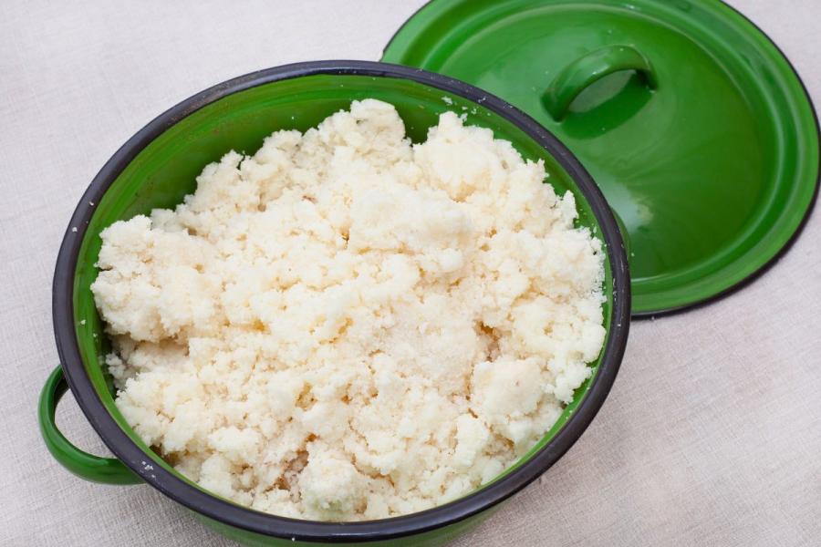 A pan with recently cooked pap, a maize porridge.
